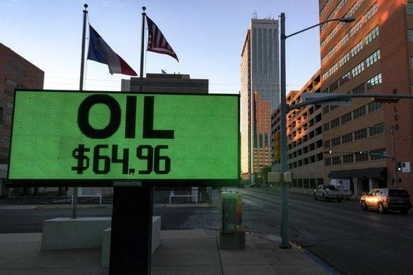 El preu del petroli ha pujat dels 64 als 74 dòlars el barril en dos dies (Reuters/Eli Hartman)