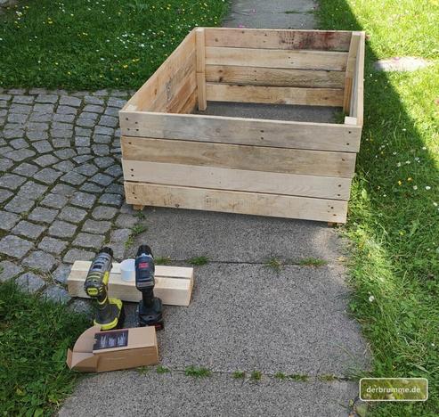Ein fertig montierter Holzrahmen für ein Kastenbeet