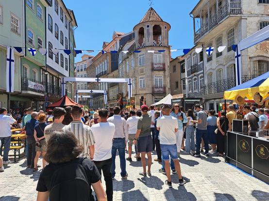 Um maralhal de gente na praça do comércio em Lamego, a ver um qualquer dos espectáculos a decorrer na Feira Medieval de Lamego 2025.
