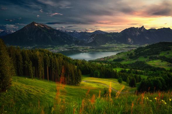 Landschaftsfotografie der Berner Voralpen mit Thunersee im Sommer.