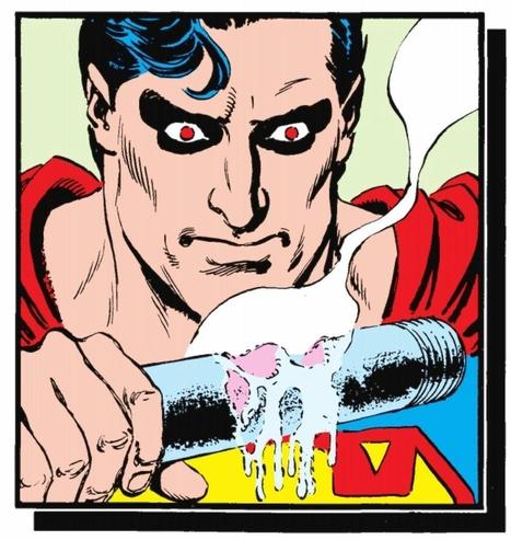 Image tirée d'un comic book. Superman (un homme blanc, visage carré, cheveux noirs avec une petite bouclette, super musclé) regarde intensément une barre de fer qui semble en train de fondre. Les yeux de Superman ont des pupilles rouges