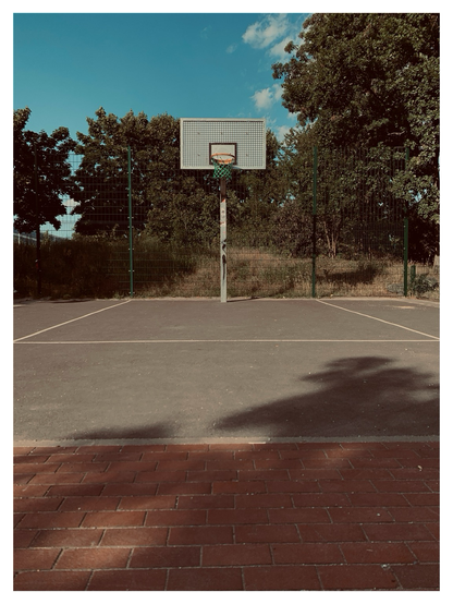 A basketball yard framed symmetrical with a warm colorgrading