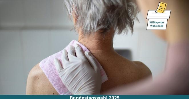 Eine Pflegekraft wäscht einer alten Frau den Rücken. Rund fünf Millionen Menschen sind pflegebedürftig. Ihre Zahl wird weiter steigen. Doch schon jetzt ist die Pflegeversicherung unterfinanziert.