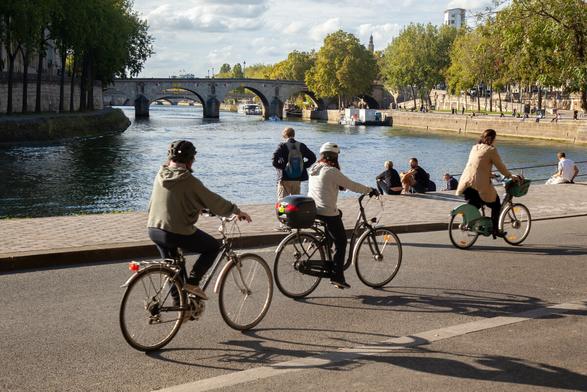 Radfahrer*innen in Paris an der Seine