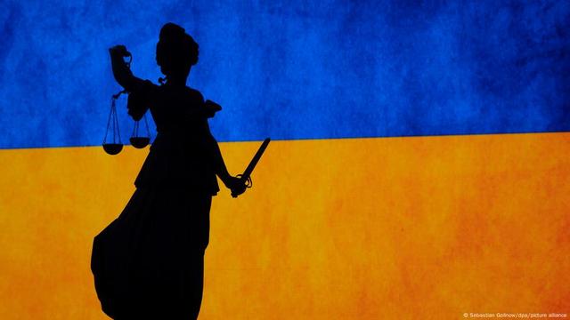 Символ правосудия на фоне флага Украины 
