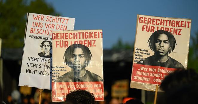 Schilder mir der Aufschrift „Gerechtigkeit für Lorenz“ sind bei einer Kundgebung nach den tödlichen Polizeischüssen auf dem Pferdemarkt zu sehen.