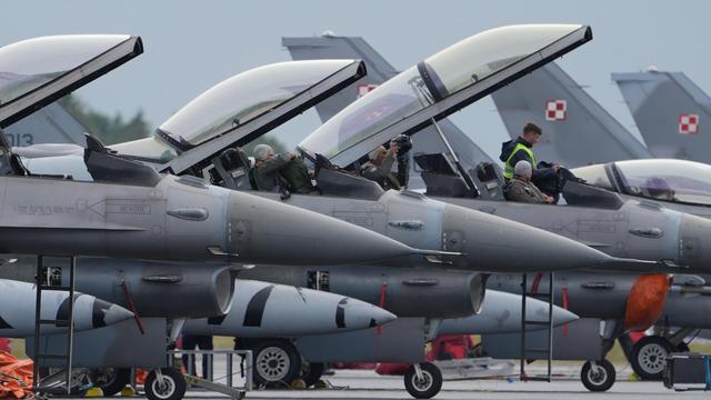 Piloten bereiten sich in den Cockpits ihrer Kampfjets des Typs F-16 auf den Flug während des Nato-Luftwaffen-Manövers "Tiger Meet" auf dem Gelände des Taktischen Luftwaffengeschwaders 51 "Immelmann"vor.
