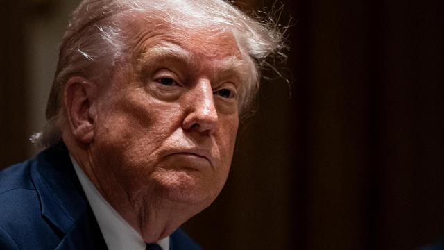 US-Präsident Donald Trump blickt in die Kamera vor einem schwarzen Hintergrund