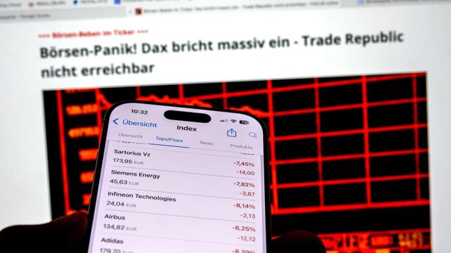Thema Börsenbeben nach dem Zoll-Streit aus Amerika: Tagesaktuelle Börsen-Daten auf einem iPhone16 Smartphone-Screen: Aktuelle Daten vom DAX zeigen massive Kursverluste am Montag 07. April 2025 aufgrund der Zölle von Präsident Trump in den USA.