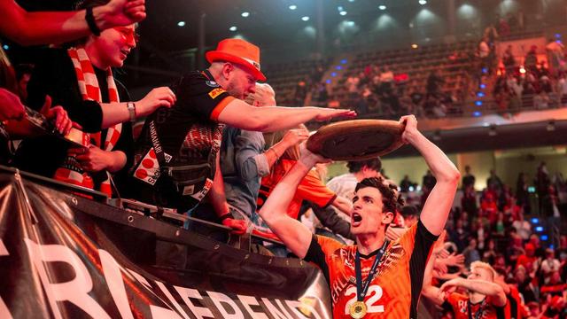 Volleyball-Bundesliga: Meister-Bier aus Schuhen: Berlin Volleys feiern Dominanz Volleyball-Bundesliga: Meister-Bier aus Schuhen: Berlin Volleys feiern Dominanz