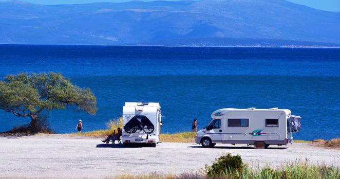 Wohnmobile stehen direkt am Strand in Griechenland.