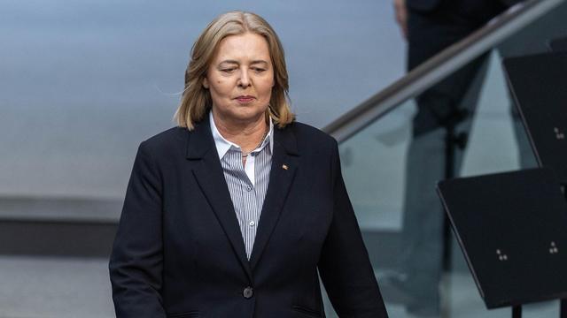 Bärbel Bas geht im Parlament zügigen Schrittes nach vorne Bärbel Bas geht im Parlament zügigen Schrittes nach vorne
