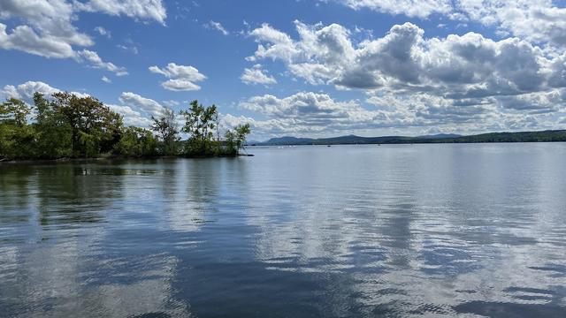 Le lac Memphrémagog calme par une journée ensoleillée.
