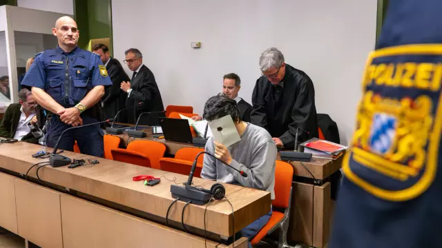 IS-Prozess: Paar soll jesidische Mädchen versklavt haben - Angeklagter erhebt Vorwürfe gegen JVA Gablingen - Bayern IS-Prozess: Paar soll jesidische Mädchen versklavt haben - Angeklagter erhebt Vorwürfe gegen JVA Gablingen - Bayern
