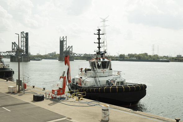 Hafen Antwerpen-Brügge mit erstem elektrischen Schleppschiff in Europa
