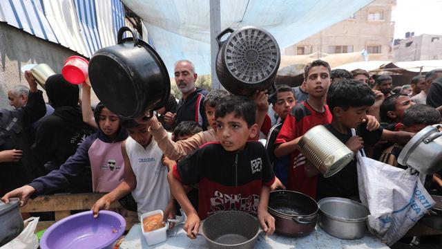 Palästinenser an einer Essensausgabe in Gaza 