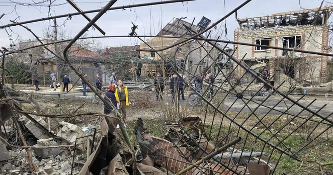 Une zone résidentielle à la suite d'un bombardement russe à Kherson, en Ukraine, le 13 mars 2025.