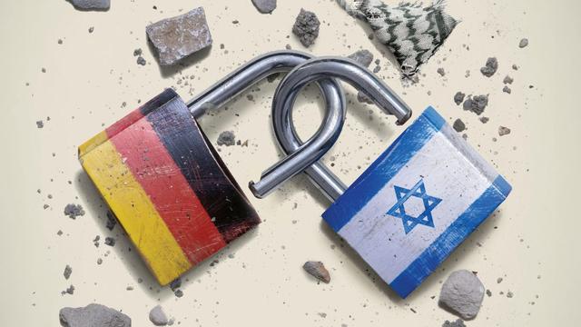 A padlock with the German flag and a padlock with an Israeli flag attaching to each other. | Doug Chayka / DER SPIEGEL