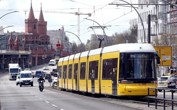 Vor der Kulisse der Oberbaumbrücke wartet eine Straßenbahn der Linie M10 auf der Warschauer Straße auf die Rückfahrt. Die Strecke soll an beiden Enden verlängert werden.
