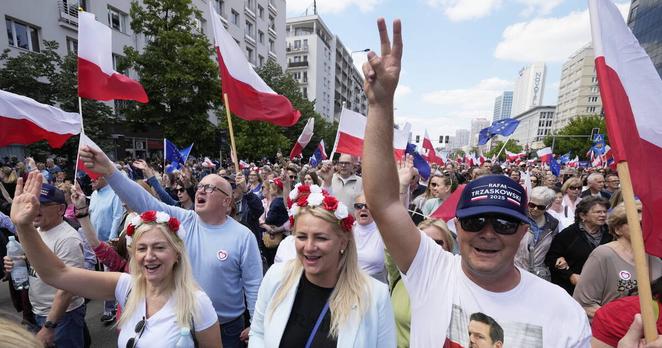 Des partisans du candidat libéral Rafal Trzaskowski le 25 mai 2025.