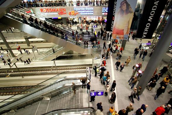 Mit täglich rund 330.000 Fahrgästen und Besuchern gehört der Berliner Hauptbahnhof zu den am stärksten genutzten Stationen in Deutschland. Das 2006 eröffnete Gebäude hat fünf Ebenen.