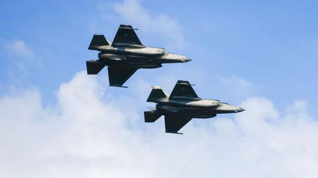 Guerre en Ukraine : la Pologne déploie des avions après une attaque russe "intense" dans l'ouest de l'Ukraine