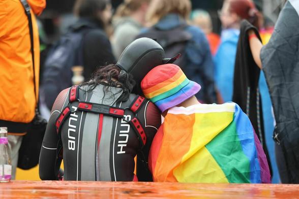 Zwei verkleidete Personen sitzen nebeneinander und legen ihre Köpfe aneinander