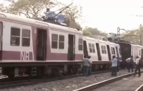 नई दिल्‍ली स्‍टेशन के पास लोकल ट्रेन का डिब्‍बा पटरी से उतरा, बड़ा हादसा टला।