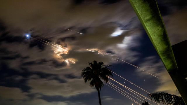 Flugabwehrsysteme schießen in den Himmel, um Raketen abzufangen.