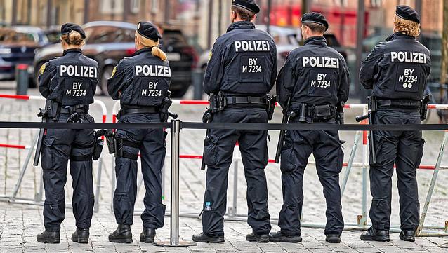 Fast 300 Beamte im Einsatz: Münchner Polizei löst Fake-Hochzeit auf