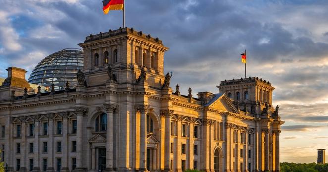 Der Berliner Reichstag im Abendlicht. Manche demokratischen Politiker warnen vor einer Demokratiedämmerung: Die aktuelle Legislaturperiode sei die letzte Chance für die Demokratie. Ein sehr fragwürdiges Statement.
