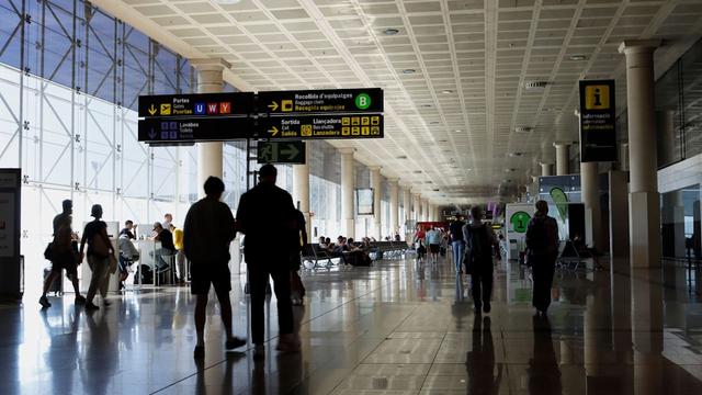 Eltern lassen Kind absichtlich am Flughafen sitzen: Polizei greift ein | News