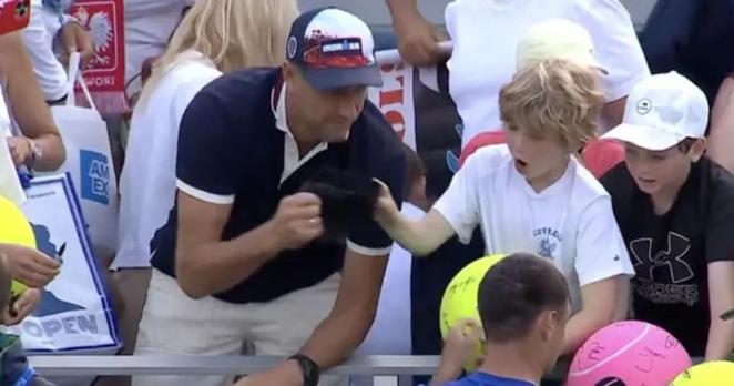 Capture d'écran de la chaine de télévision sportive américaine ESPN, montrant Piotr Szcerek arrachant à Brock la casquette offerte par Kamil Majchrzak, à New York, le 28 août.